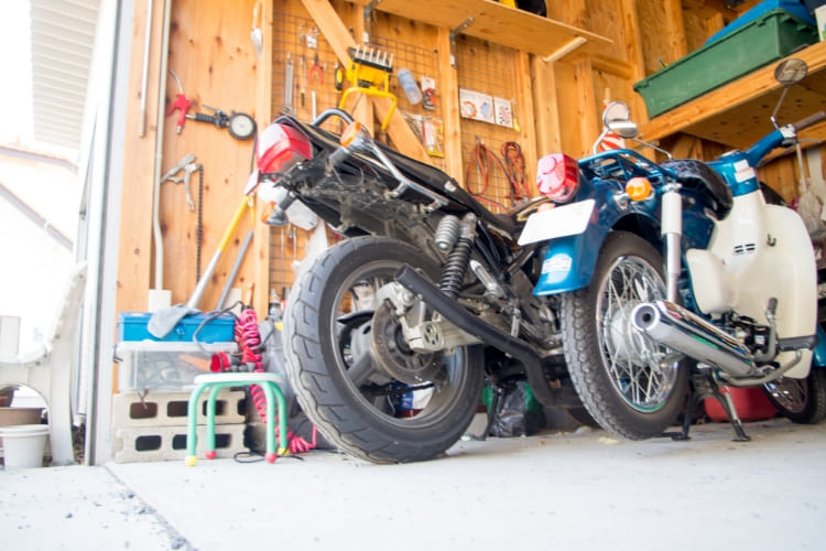 自転車やバイクも収納できる設計